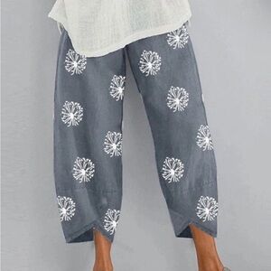 🐿️Gray Floral Women's Pants NWOT- BOUTIQUE